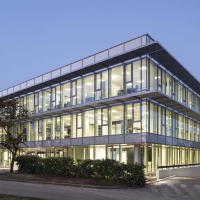 Immeubles de bureaux avec panneaux de façades effet Shadow Box