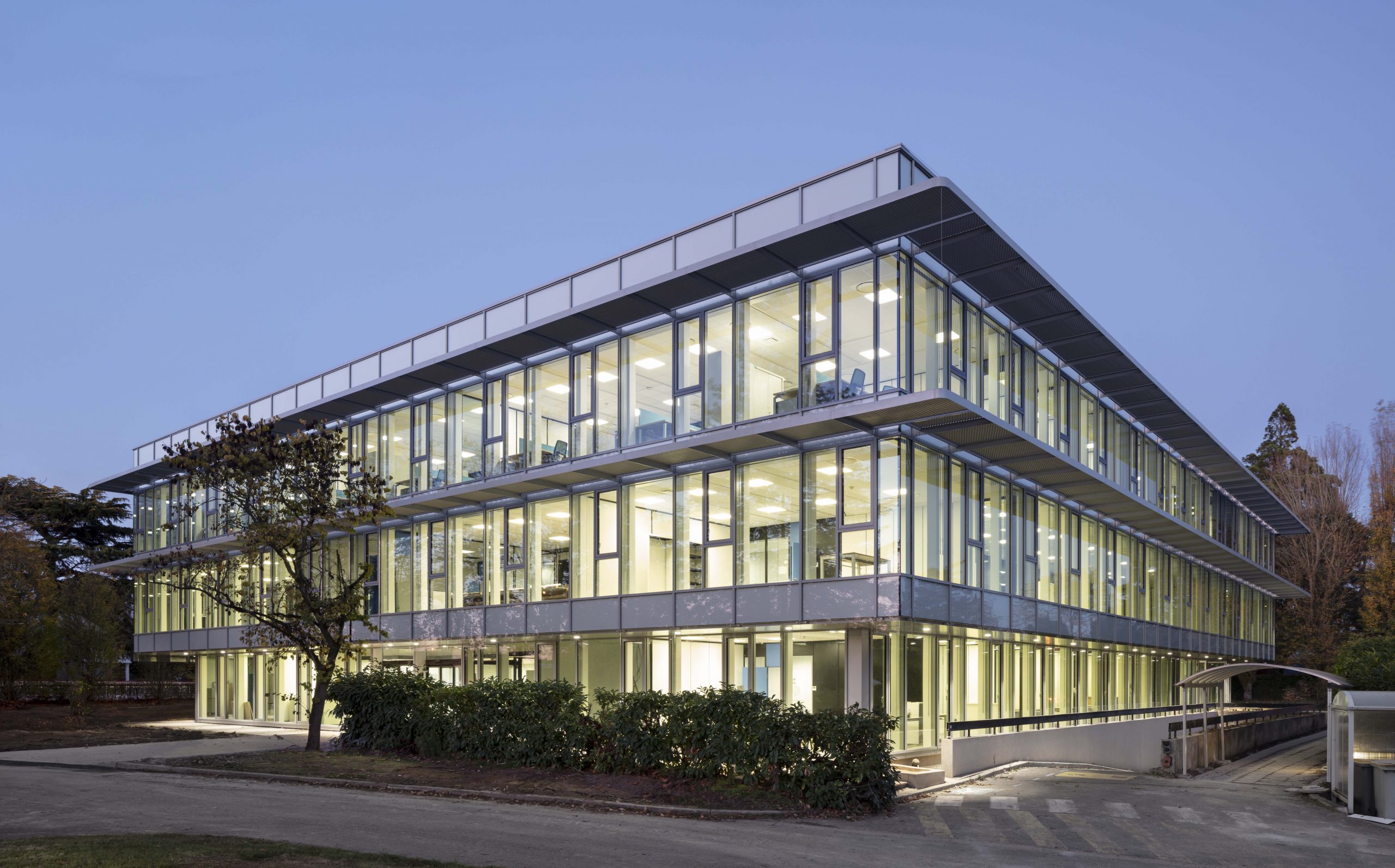 Immeubles de bureaux avec panneaux de façades effet Shadow Box