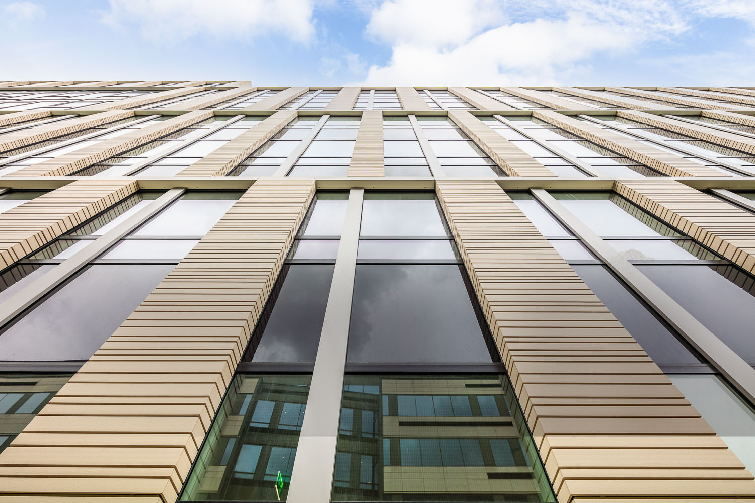 Le Parallèle Courbevoie avec panneaux de façades Ecosta Glace émaillé RAL 7024