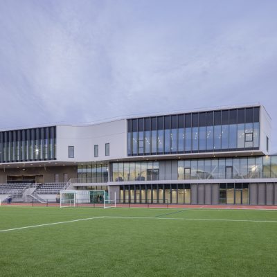 La Cité des Sports avec panneaux de façades Ecosta Glace, Ecosta Tôle et Thermipan finition RAL 2021