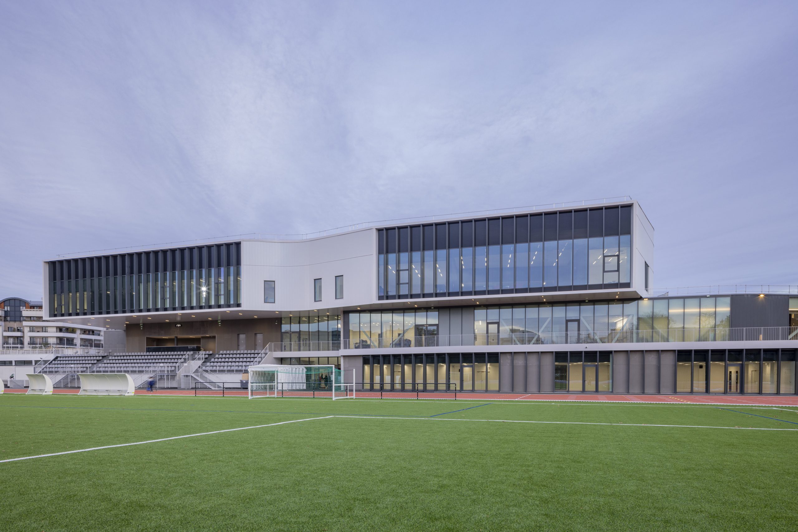 La Cité des Sports avec panneaux de façades Ecosta Glace, Ecosta Tôle et Thermipan finition RAL 2021