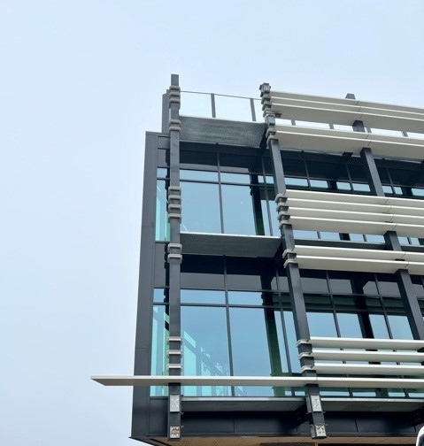 Oxalis Business Center avec panneaux de façades Ecosta Glace teinte RAL 7021