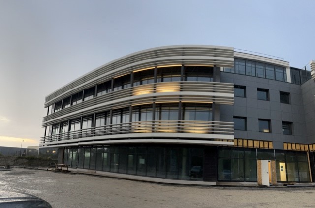 Oxalis Business Center avec panneaux de façades Ecosta Glace teinte RAL 7021