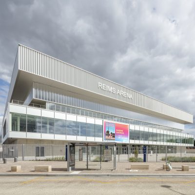 Reims Arena avec panneaux de façades effet Shadow Box en teinte anodisé naturel