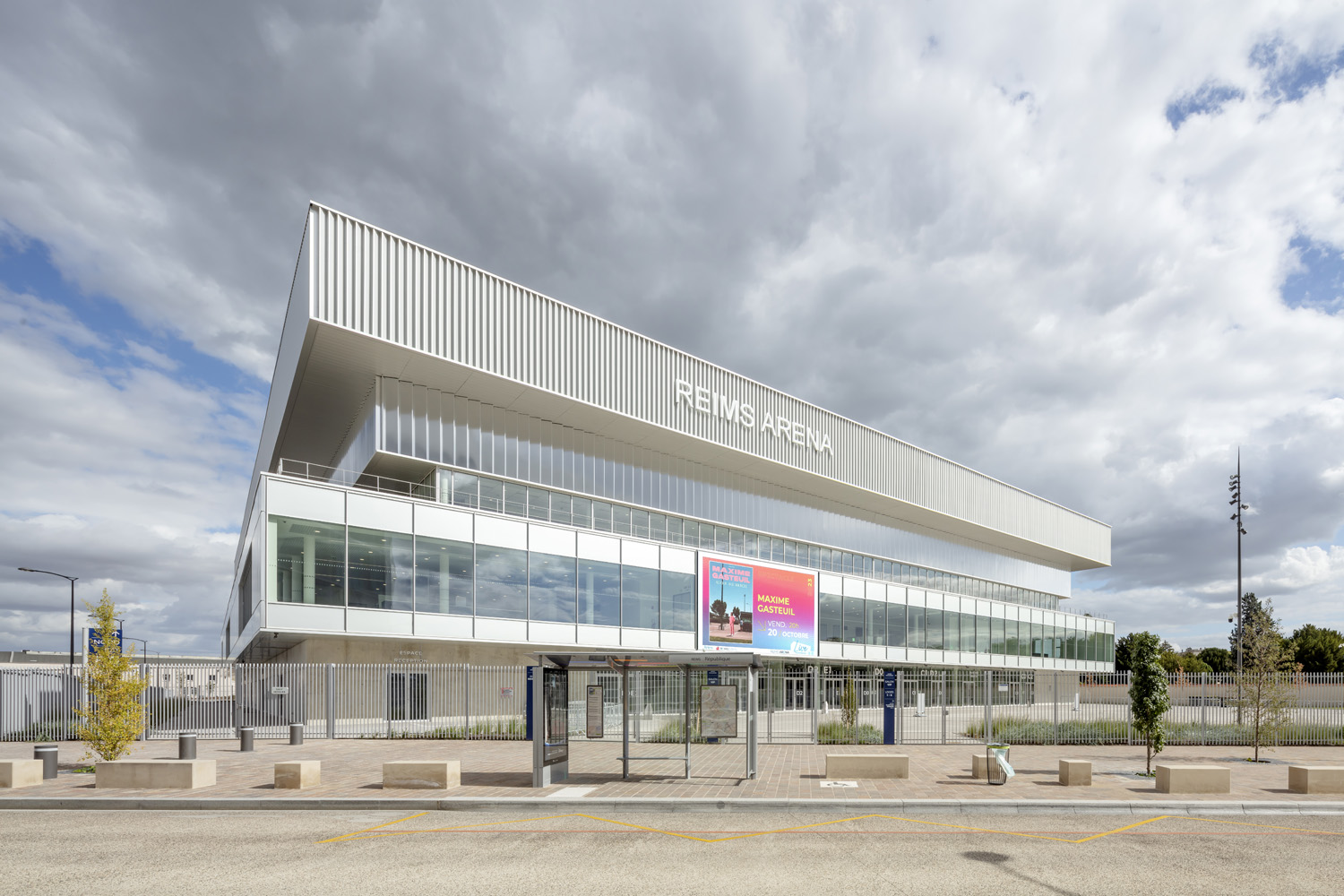 Reims Arena avec panneaux de façades effet Shadow Box en teinte anodisé naturel