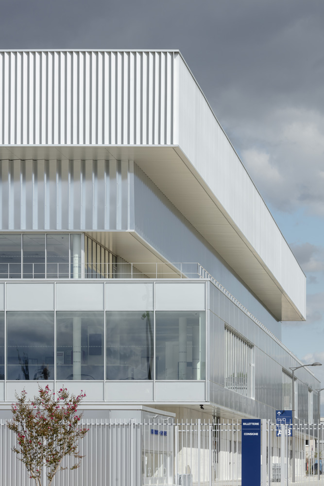 Reims Arena avec panneaux de façades effet Shadow Box en teinte anodisé naturel