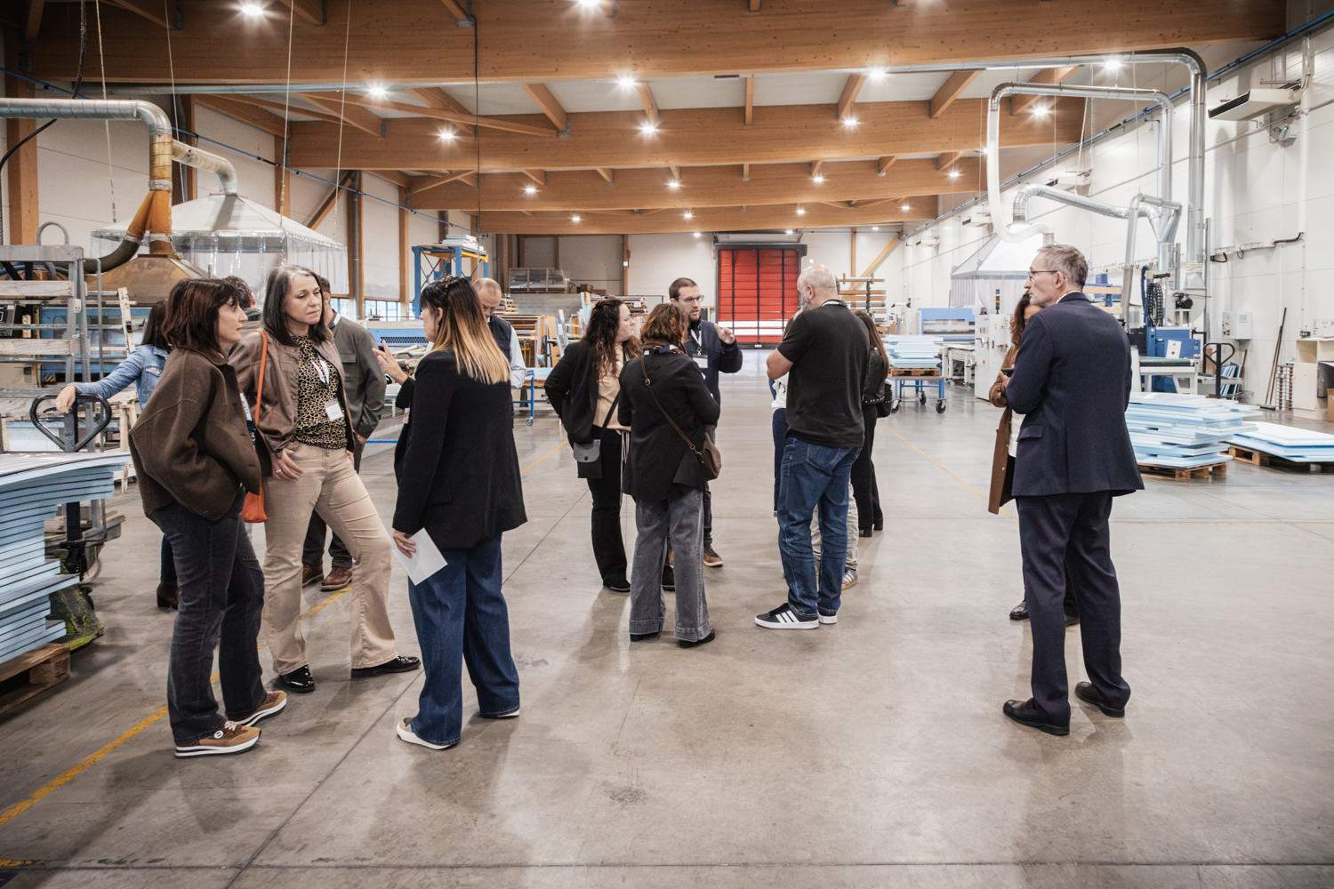 Visiteurs dans l'atelier ISOSTA à Cholet
