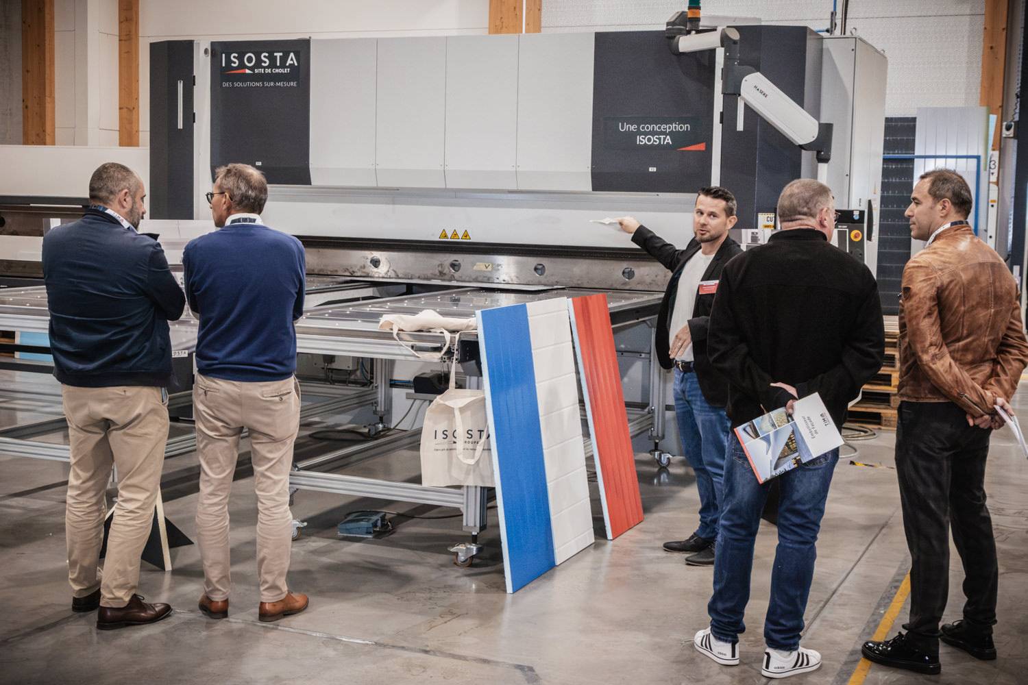 Démonstration sur une machine de l'atelier ISOSTA devant des visiteurs