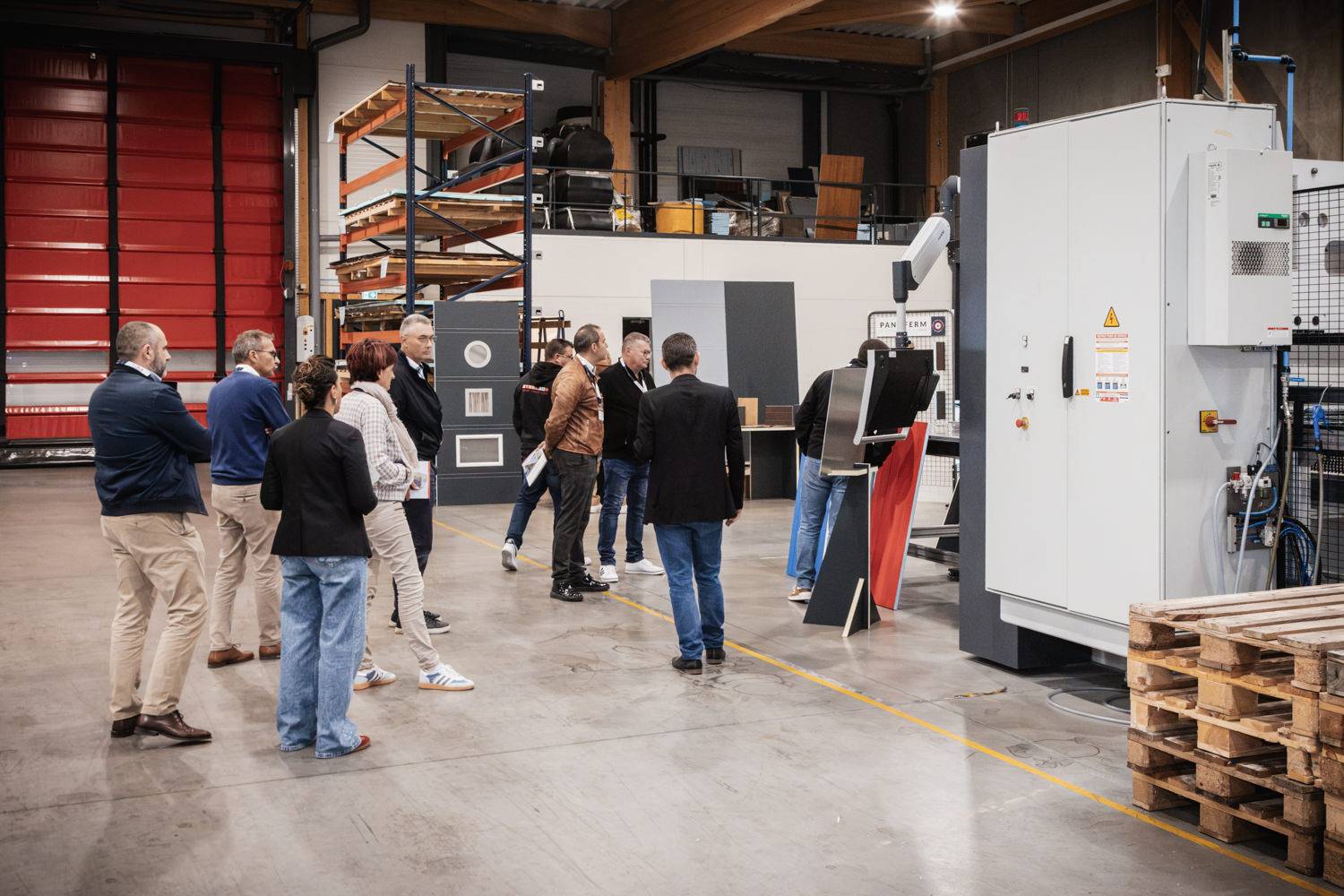 Visiteurs sur le parcours de fabrication du site ISOSTA de Cholet