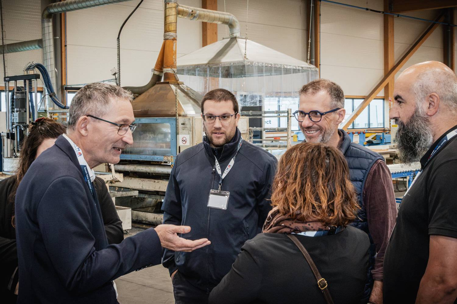 Échanges entre visiteurs et collaborateurs ISOSTA dans l'atelier