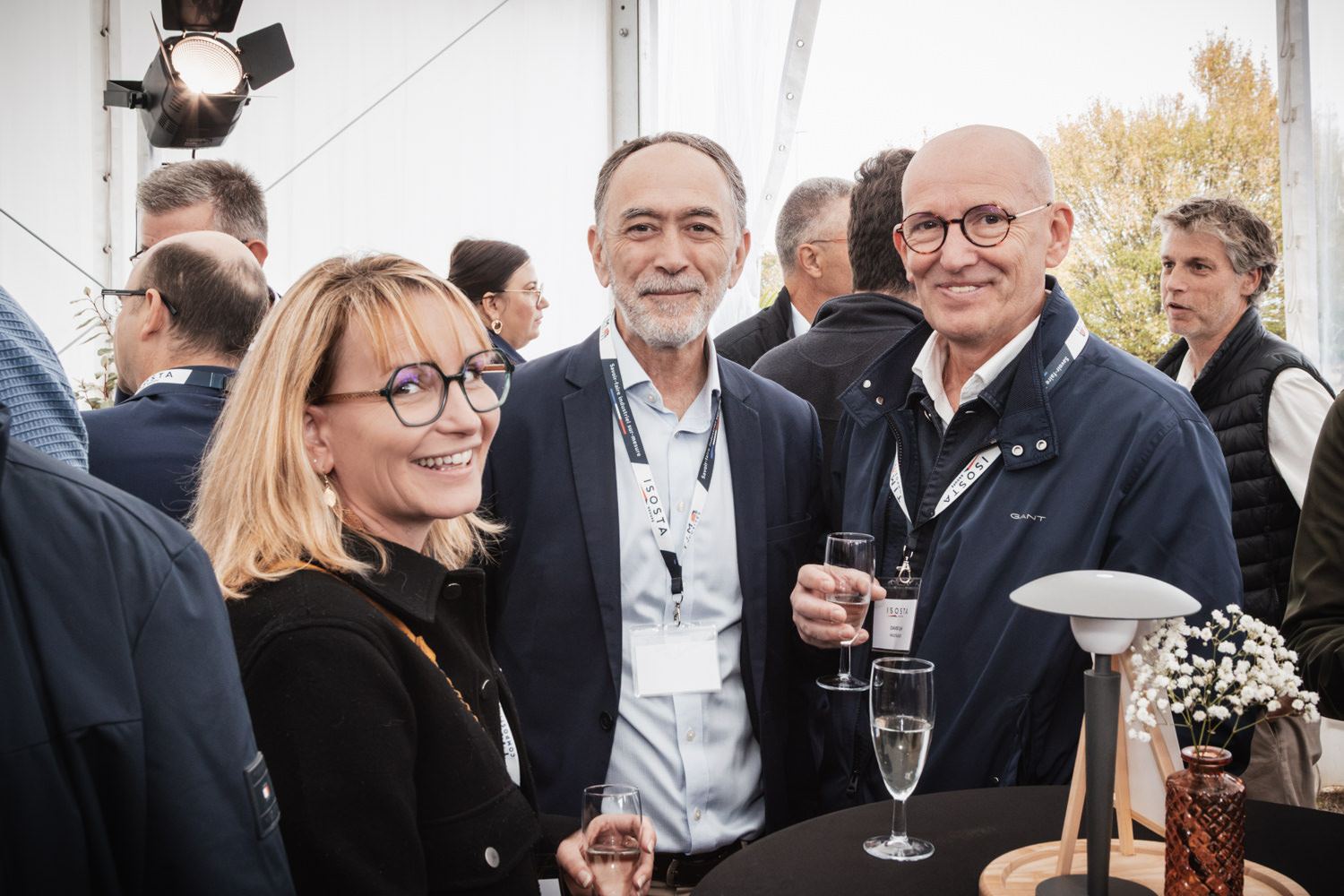 Invités réunis lors du cocktail des portes ouvertes ISOSTA